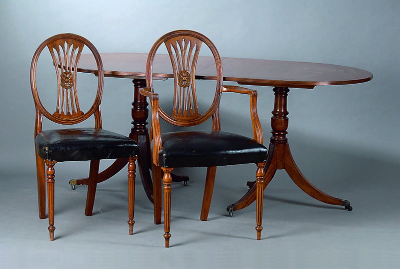 Sitzgruppe, England, um 1900/10, viktorianischer Stil, best. aus: Tisch, 2 Armlehnstühle, 4 Stühle, Tisch: Mahagoni, 2-teilig, 2 Säulenfüße m. ...