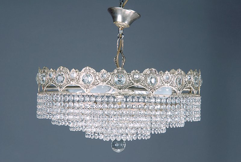 Prismenleuchter, Anfang 20.Jh., Weissbronze Montierung mit stilfloraler Ornamentik, 4 Brennstellen, vollständiger Prismenbehang, Fassungen aus der ...
