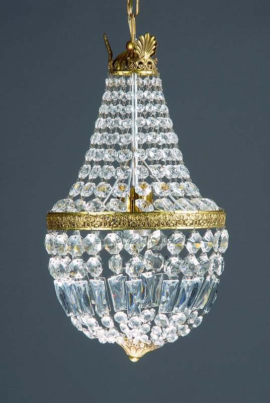 Deckenlampe und zwei Wandlampen, 2.H.20.Jh., Kristallgehänge, 1 Brennstelle, H.ca.44cm, D.ca.25cm, Fu.nicht gepr., alte Alterssp.