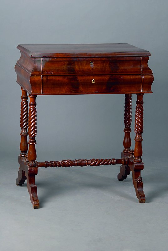 Nähtischchen, deutsch, um 1860, (Übergang Biedermeier zu Gründerzeit, Mahagoni, Beine reich gedrechselt, verstrebt, 2-schübig, st. Gebr.-Sp., ca. ...