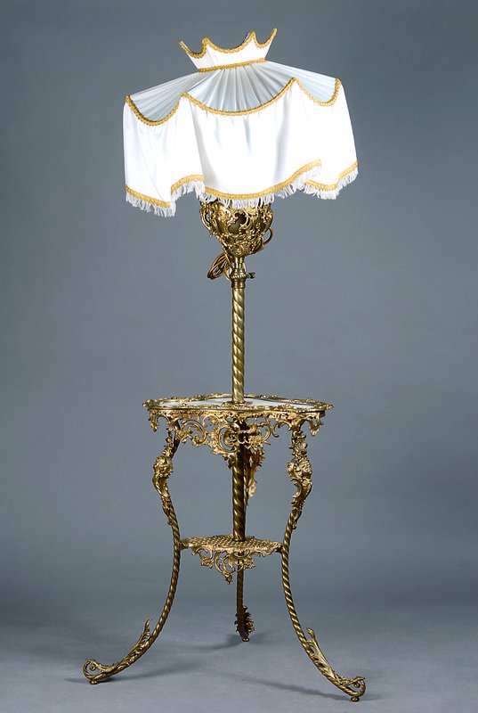 Stehlampe mit Tisch, deutsch, um 1900, Messingguß, ehem. Petroleumlampe, später elektr. Stoffschirm aufgesetzt, intakt, H. 162 x 72 cm, mit ...