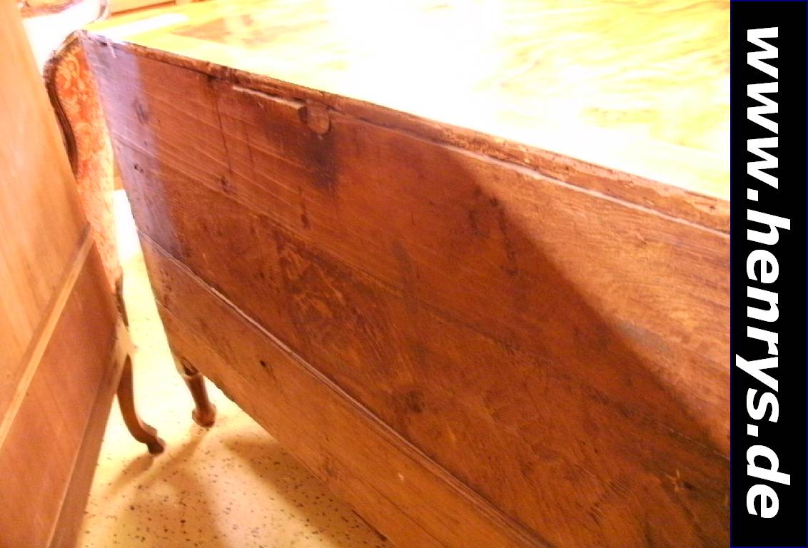 Detail f: Kommode, Dresden, um 1750, Nußbaum/Wurzelnußfurnier, 3-schübig, allseitiggeschweift, bombiert, vielfach gespiegelt verlegtes Furnier, ...