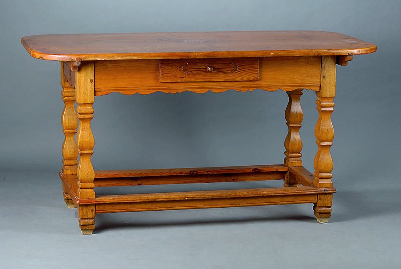 Tisch, süddeutsch, um 1780/1820, Kiefer, 1 -schübig, Beine gedrechselt, Zarge vielfach geschweift, st. Gebr.-Sp., alt belassen, ca. 80x152x78 cm