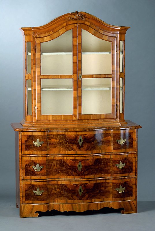 Aufsatzkommode, deutsch, um 1750, Oberteil um 1760/70 dazu gearb., 2-teilig, Nußbaum/Wurzelnußfurnier, Unterteil 3-schübig,Front 3-fach ...