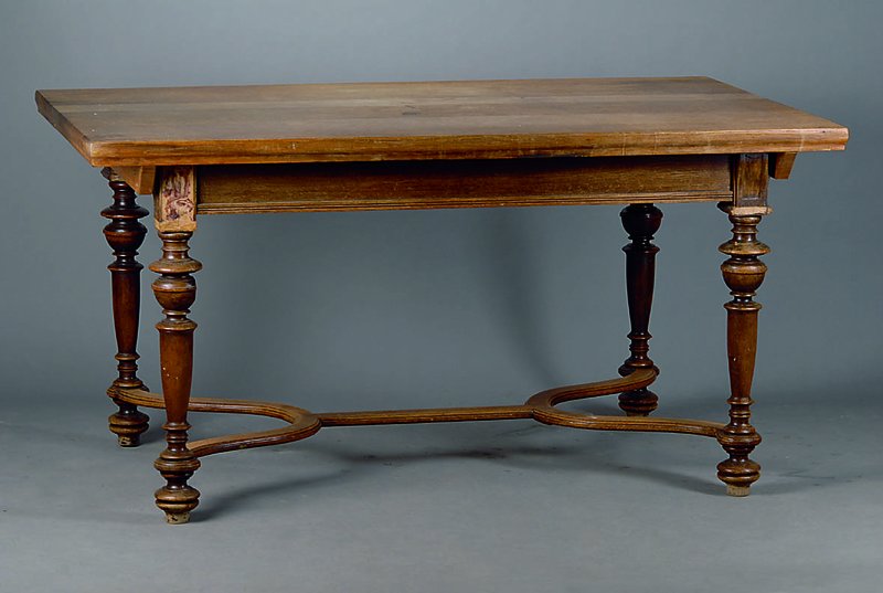 Tisch, deutsch, um 1880/90, Eiche, Platte sek., gedrechselte Beine, verstrebt, Zarge getreppt u. gerieft, Platte sek., l. besch., st. Gebr.-Sp., ca. ...