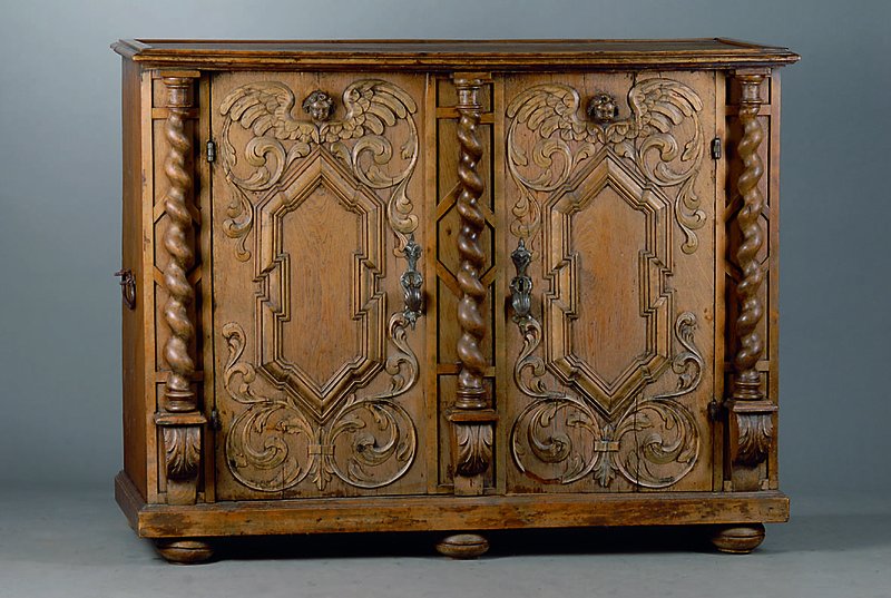 Halbschrank, Front um 1650, Rahmen später, Eiche massiv, 2-türig, Front reich geschnitzt,Akanthusblätter, plastische Engelsköpfe m. Flügeln, ...