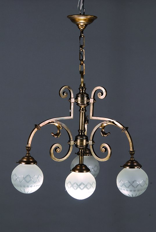 Deckenlampe, deutsch, um 1910-20, Historismus, Bronzefassung, mit geschliffenen Glaskugelschirmen, Fu.nicht gepr., H. ca. 90 cm, D. ca. 60 cm