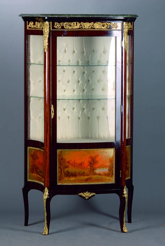 Vitrine, wohl Frankreich, 40/50er Jahre, Mahagoni, geschweift, reich verzierte Bronzeappliken, Marmorplatte, Inneneinrichtung: 2 Einlegebretter, m. ...