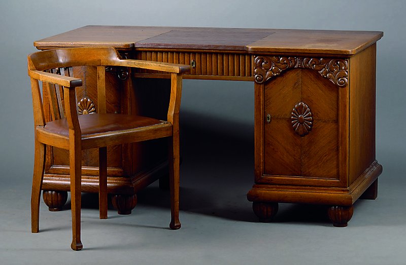 Schreibtisch, deutsch, um 1905/10, Eiche, 2-türig, 1 Schublade, Front m. aufgesetzten Akanthusblattschnitzereien, mittig Rosette, Furnier teils ...