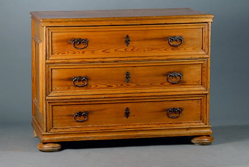 Kommode, deutsch, um 1880, Kiefer, 3-schübig, Inlets getreppt, st. Gebr.-Sp., alt belassen, orig. Schloß u. Beschl., ca. 92x122x70 cm