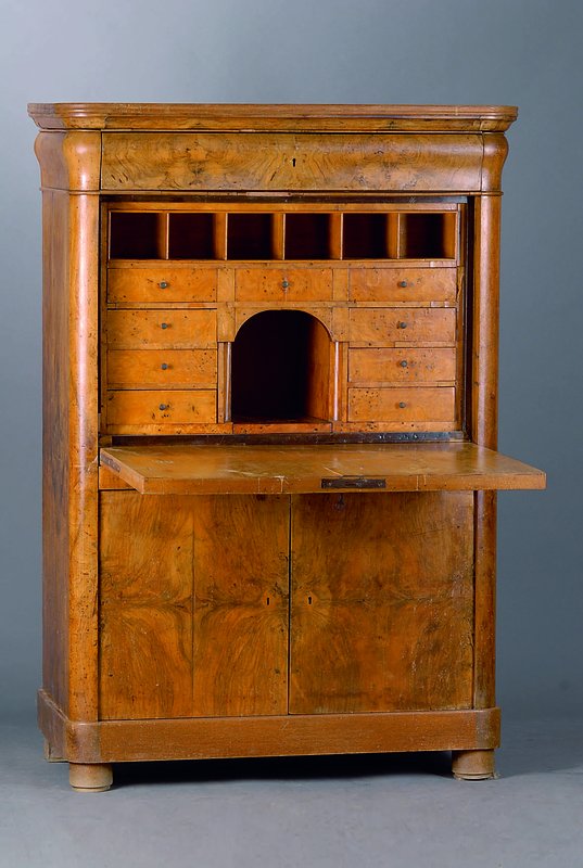 Sekretär, süddeutsch, um 1820/25, Nußbaum/Wurzelnußfurnier, 2-türig, 1 Kopfschublade, 1 Klappe, Inneneinrichtung: 7 Schubladen, 6 Ablegefächer, ...