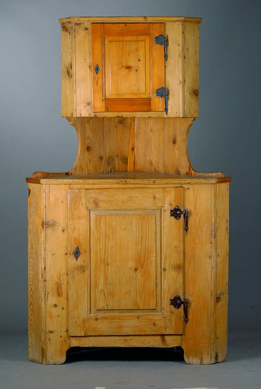 Eckschrank, Pfalz, um 1830, Kiefer, 2-teilig, Oberteil 1-türig, Unterteil 1-türig, Türen kassettiert, getreppt, orig. Beschl., st. Gebr.-Sp., alt ...