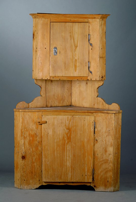 Eckschrank, Pfalz, um 1830, Kiefer, Oberteil1-türig, mittig 1 Ablegefach, Unterteil 1 -türig, Zarge geschweift, Reste alten Wurmbefalls, ...