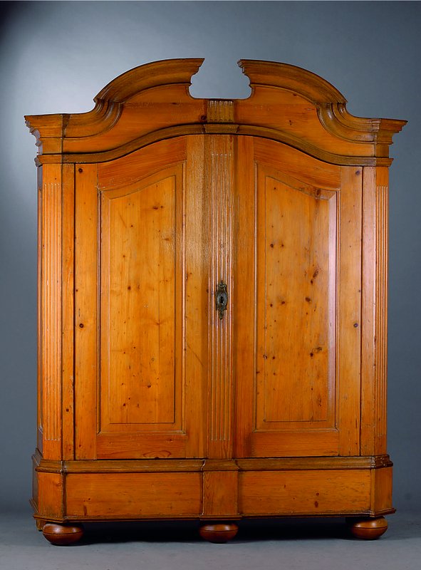 Schrank, süddeutsch, um 1780/1810, Kiefer/Zirbelkiefer, Zierleisten Eiche, orig. Beschl., Füße sek., 2-türig, abgeflachte Ecken, Lisenen gerieft, ...