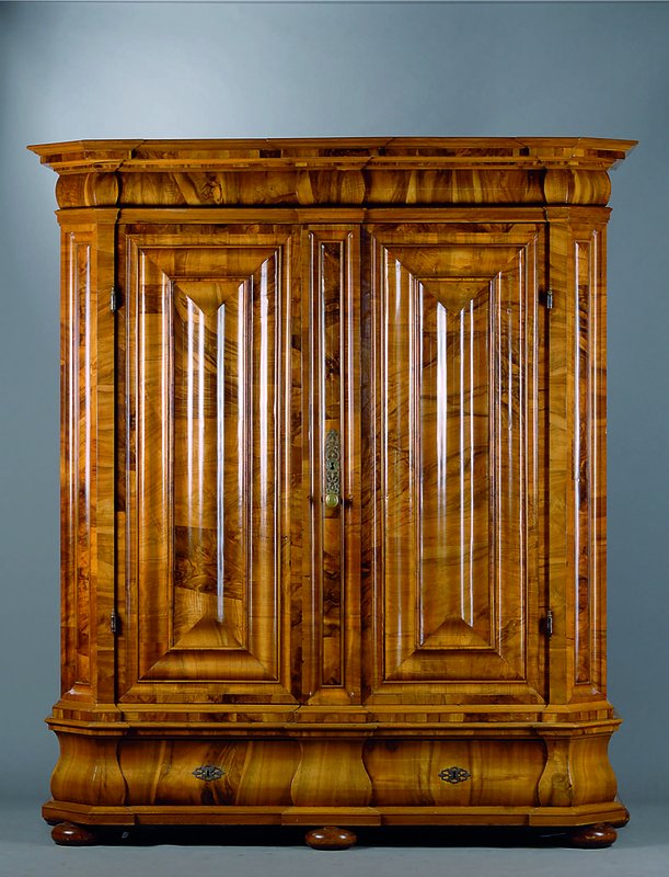 Wellenschrank, Dresden, um 1720, Wurzelnußfurnier z.T. quer gespiegelt verlegt,orig. Beschl., einfache Verkröpfung, aufgesetzte Leisten furniert, ...
