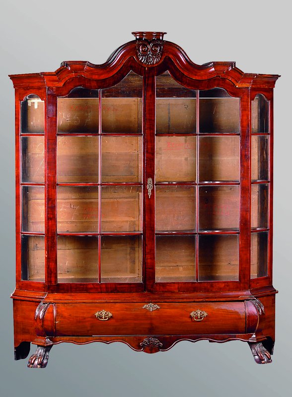 Vitrine, Niederlande, um 1900, Mahagonifurnier, Gläser teils erneuert, 2 -teilig, Oberteil 2-türig verglast und versprosst, 1 Glas besch., ...