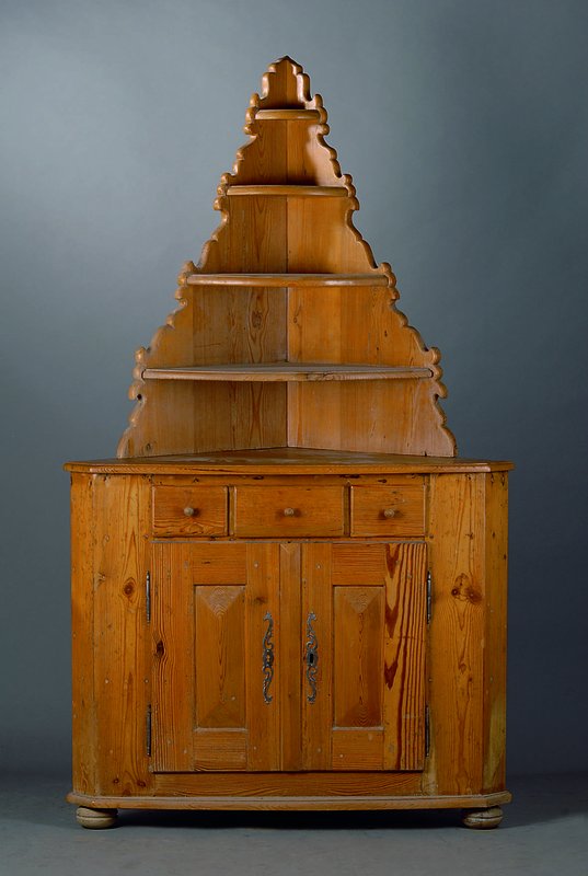 Eckschrank, Pflaz, um 1800/10, Kiefer, Aufsatz sek., 2-türig, 3-schübig, Oberteil m. 4 Ablegefächern, l. geschweift, st. Gebr.-Sp.,alt belassen, ...