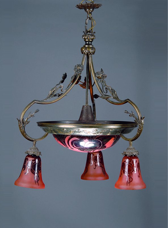Deckenlampe, Frankreich, um 1928-32, Le verre francais, Mittelschale und drei Glockenschirme aus orangefarbenem Glas mit weinrotem Überfang, ...