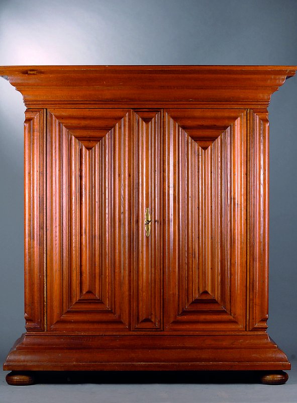 Frankfurter Wellenschrank bzw. Nasenschrank, um 1720, Eiche massiv, 2-türig, auf Rahmen gearb., Mittelteil kissenartig ausgearbeitet, Kopf vielfach ...