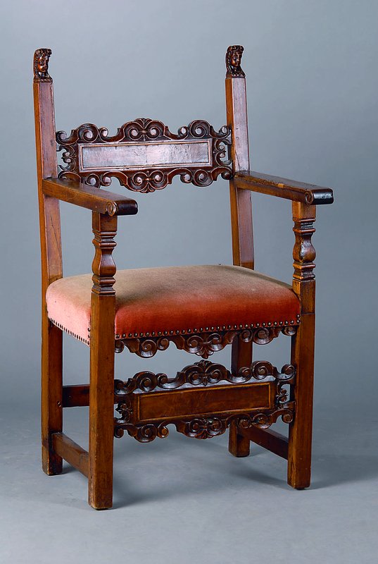 Renaissance-Armlehnstuhl, um 1680, Nußbaum massiv, mit Ergänzungen, reiche Volutenschnitzerei, Abschlüsse m. Köpfen, Beine verstrebt, Nagelverz., ...