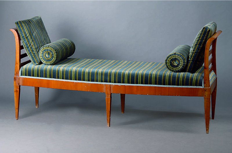 Biedermeiersofa, um 1800/10, Kirschbaum, Seiten verstrebt, Polsterung u. Bezug alt belassen, Reste alten Wurmbefalls, st. Gebr. -Sp., ca. 88x190x60 ...