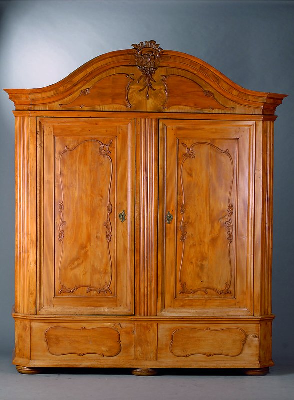 Schrank, mitteldeutsch, um 1760/70, Rüster/Obstholz, 2-türig, reiche florale Schnitzerei, abgeflachte Ecken, Kugelfüße, Inlets getreppt, Kopf ...