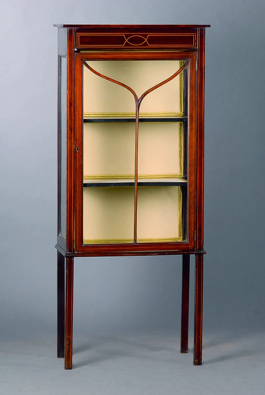 Vitrine, England, um 1920, Urwaldholz auf Mahagoni gebeizt, 1-türig, 3-seitig verglast, Tür verstrebt, Fadenintarsien, 2 Einlegebretter, st. ...