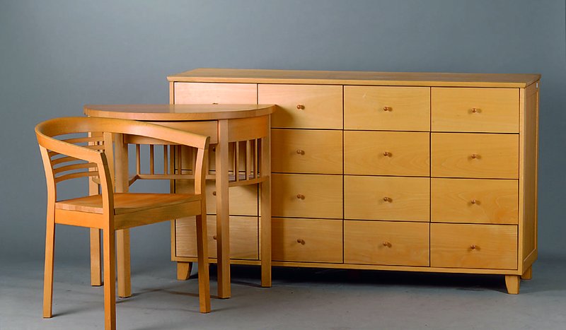 Detail b: Konvolut moderne Möbel, wohl Grünbeck, um 1965/70, Buche massiv, best. aus 2 Kommoden, 2Schränkchen, 1 Halbtisch, 1 Stuhl, eine Kommode ...