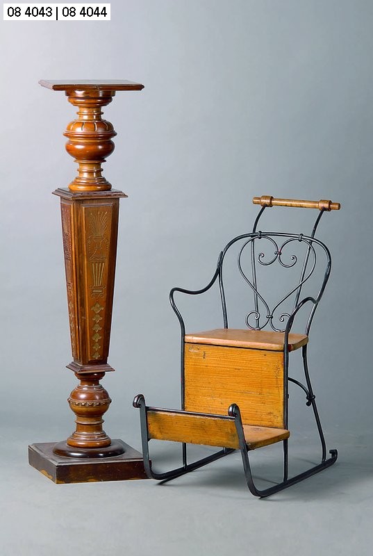Eisschlitten für Kinder, deutsch, um 1890, Holzteile sek., allseitig geschweift, st. Gebr.-Sp., ca. 84x46x95 cm, Sh. 45 cm