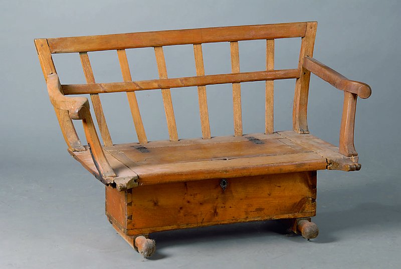 Kutscherbank, deutsch, um 1880/90, WH/Buche/Eiche, aufklappbar, Rücken versprosst, Armlehnen in Voluten auslaufend, st. Gebr. -Sp., alt belassen, ...