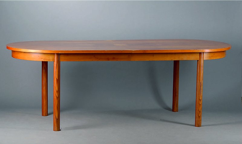 Tisch, wohl Grünbeck, um 1965/70, Zirbelkiefer/Bergahorn, ausziehbar, 2 Einlegebretter, abgerundete Beine, schönes Furnierbild, Gebr.-Sp., ca. ...