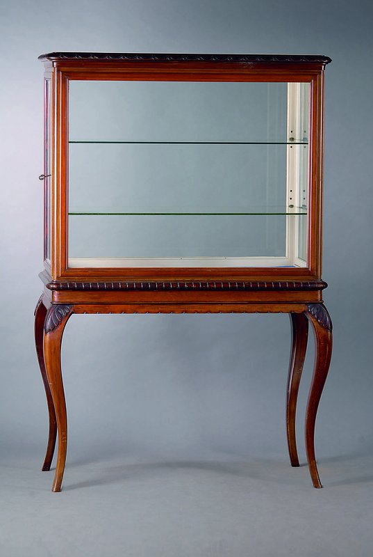 Vitrine, deutsch, um 1900, Nußbaum auf Mahagoni, allseitig geschweift, abgerundete Ecken, Akanthusblattverz., 2 Glaseinlegeböden, st. Gebr.-Sp., ...