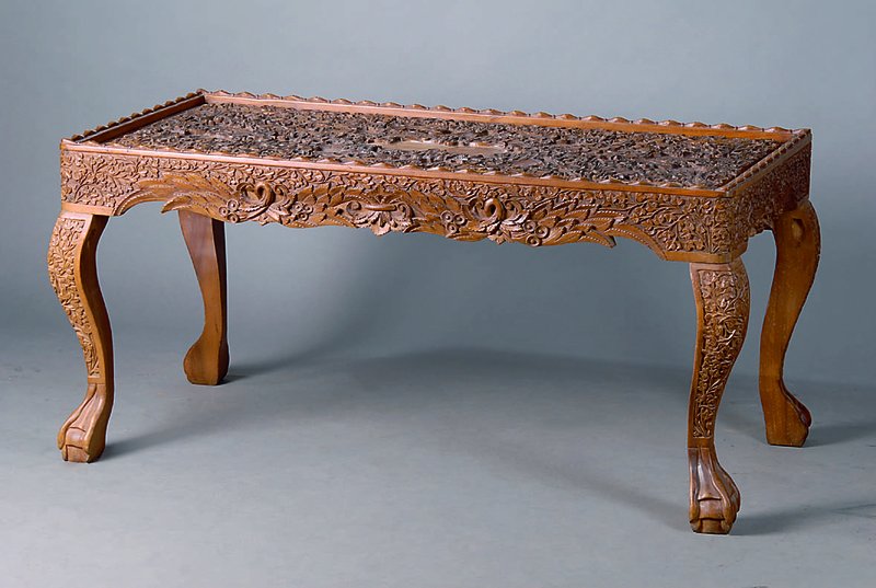 Tisch, China, 50/60er Jahre, Nußbaumart, engl. Kolonialstil, Glückssymbolik, allseitig geschweift, reiche Schnitzereien in Form v. Blüten, ...