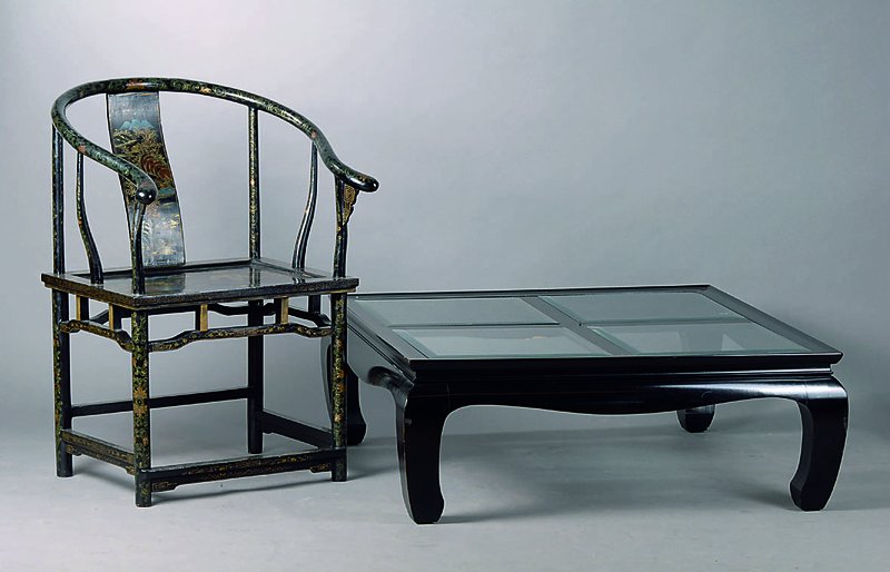 Vier Armlehnstühle und ein Tisch, China, 20. Jh., Schwarzlack mit Goldbrokatmalerei von Landschaften und Ornamenten, H.100cm, B.64cm, T.55cm, Sitzh. ...