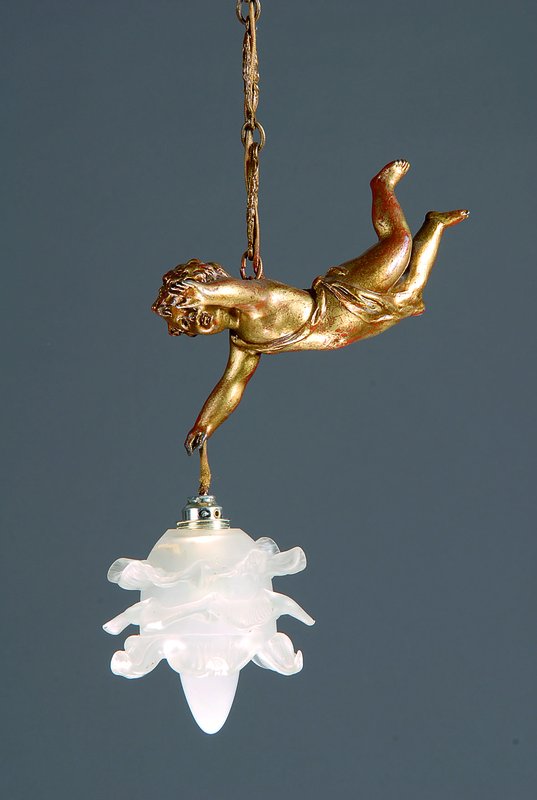 Deckenlampe, Frankreich, um 1900, mit vollplastischer Puttofigur u. mattiertem Rosenschirm, Fassung in deutsch erneuert, Elektr.nicht gepr., L.ca.65cm