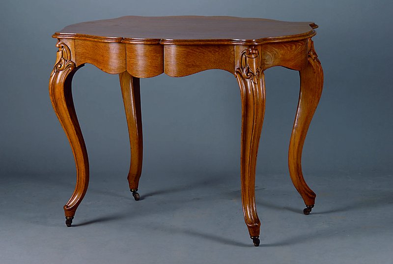 Tisch, aus dem Besitz der Familie Metternich , um 1860, Eiche, alter Inventarzettel auf der Unterseite, allseitig geschweift, Platte getreppt, ...
