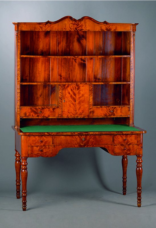 Schreibtisch m. Aufsatz, um 1850, Birke geflammt, Unterteil 5-schübig, gedrechselte Beine, l. geschweifte Zarge, grüne Filzeinlage, diese st. ...