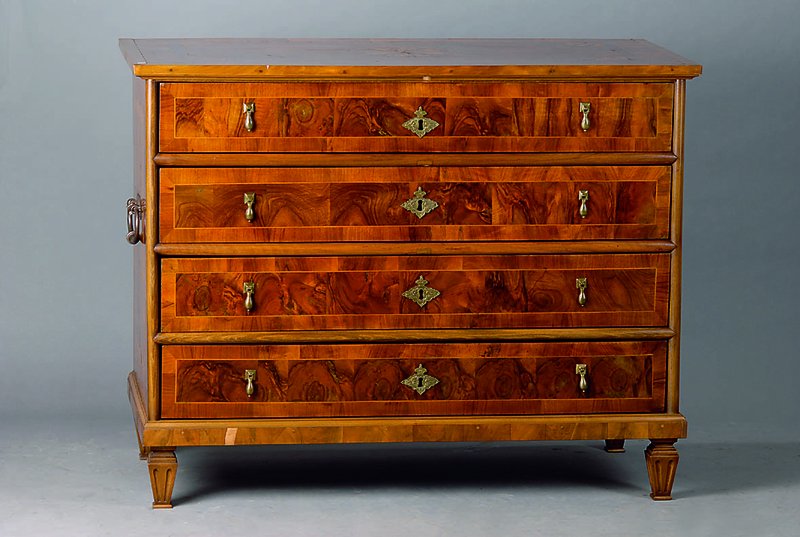 Kommode, um 1800, 4-schübig, Nußbaum/Wurzelnußfurnier, Seiten m. Griffen, Platte m. aufwendiger Sternintarsie:Ahorn, Zitronenholz, Palisander, ...