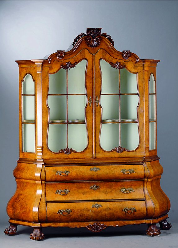 Vitrine, Holland, um 1910, sog Prahlhans, Oberteil 2-türig, verglast u. versprosst, Unterteil 3-schübig, bombiert, abgeflachte Ecken, allseitig ...