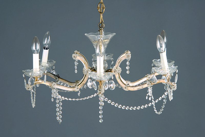 Barockstilleuchter mit zwei Wandleuchten, böhmisch 60/70er J., reicher Kristallbehang, 6 Brennstellen, Wandleuchter mit je 2 Armen, Gehänge nicht ...
