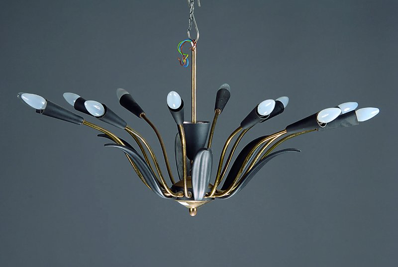 Deckenlampe, deutsch, 1950er J., Messing teils geschwärzt, 12 Brennstellen, Blattornamente, H.ca.47cm, D.ca.90cm, Elektr.nicht gepr.