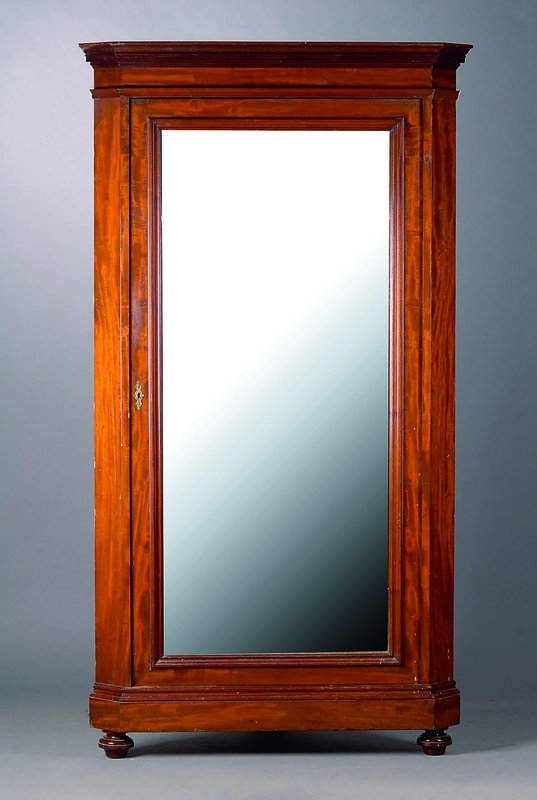 Eckschrank, deutsch, um 1880, Gründerzeit, Korpus Eiche, Mahagonifurnier, orig. Zustand, 1-türig, verspiegelt, abgeflachte Ecken, Kopf vielfach ...