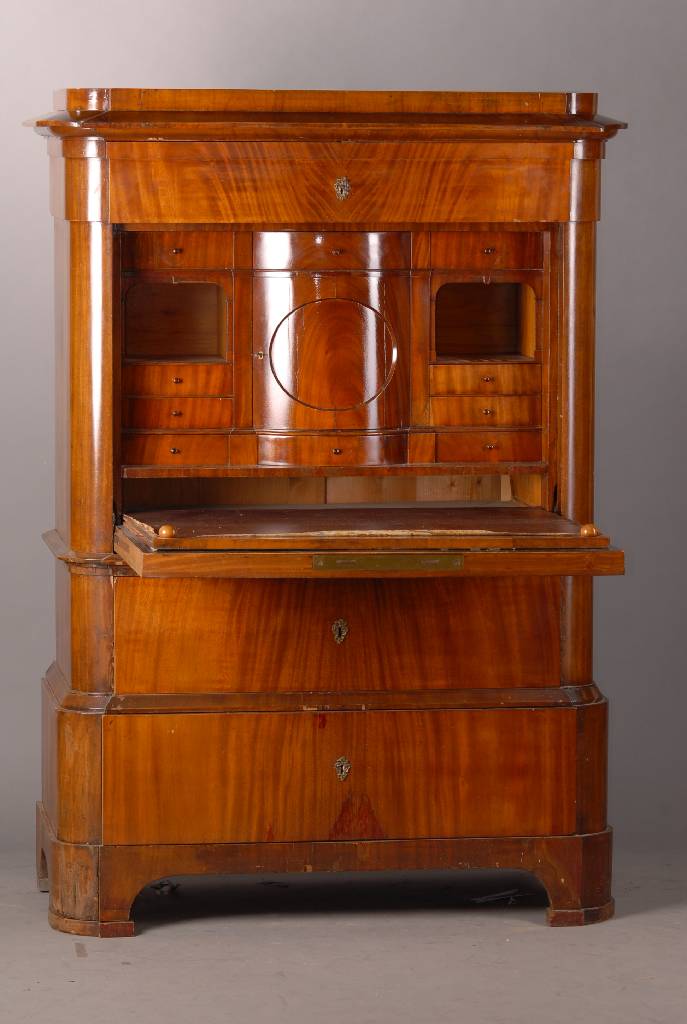 Sekretär, Berlin, um 1820/30, Pyramidenmahagoni, 3-schübig, 1 Klappe, abgerundete Ecken, Inneneinrichtung: 8 Schubladen, 1 abschließbares ...