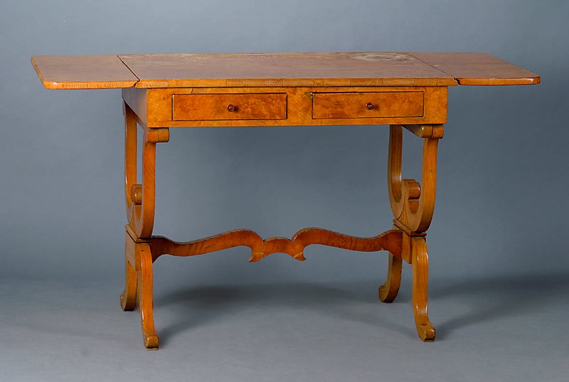 Tisch, deutsch, um 1830/40, Rüster, seitlichabklappbar, 2-schübig, Unterteil vielfach geschweift, Volutenabschlüsse, Furniersch., schwundrissig, ...