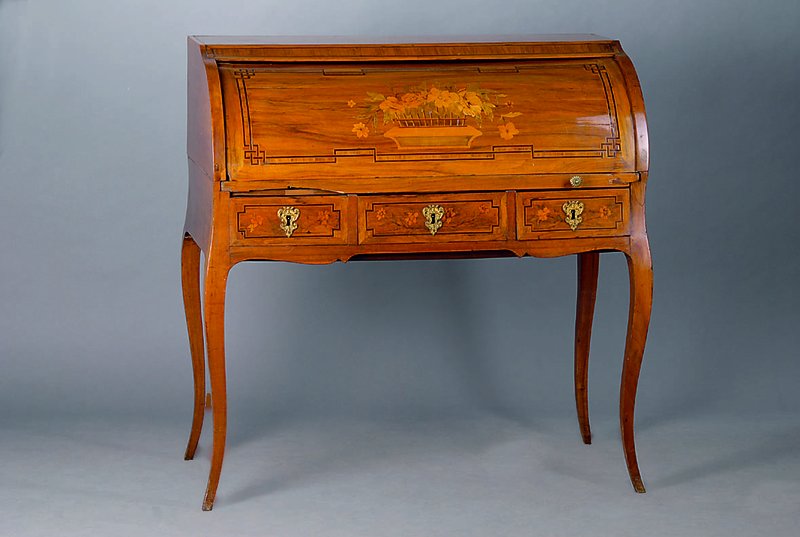 Rollsekretär, deutsch, um 1780, allseitig geschweift, Nußbaum/Wurzelnußfurnier, Bandintarsien u. feine Blumenintarsien in Ahorn u. Mahagoni, ...