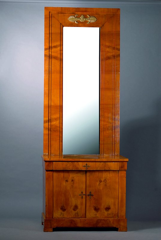 Spiegelkommode, wohl mitteldeutsch, um 1810/15, Unterteil 2-türig, 1 Schublade, Kirschbaum, Oberteil verspiegelt, Rahmen 5-fach getreppt, ...