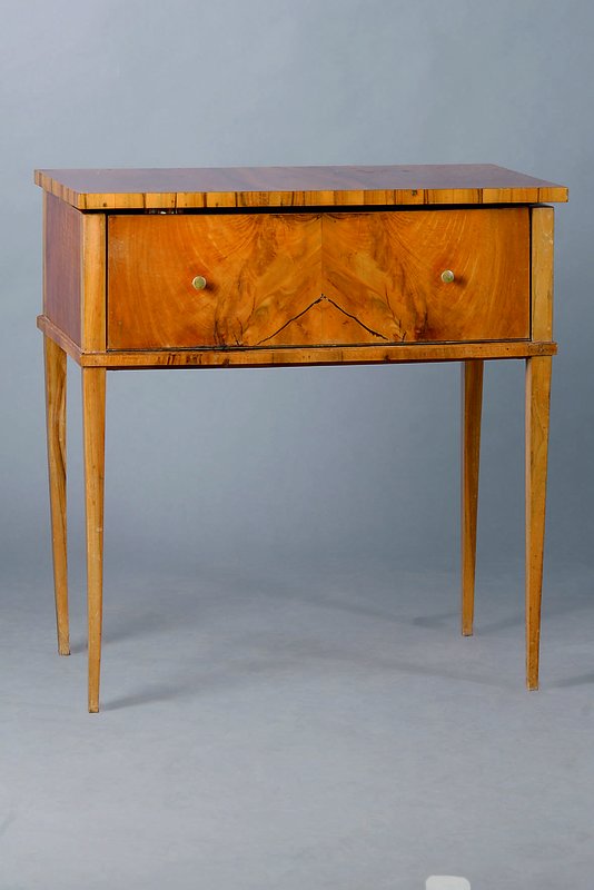 Kleine Kommode, 30er Jahre, unter verwendungalter Teile v. 1830, Nußbaum, 1 Klappe, Furnier gesp. verlegt, einfache Form, st. Gebr.-Sp., alt ...