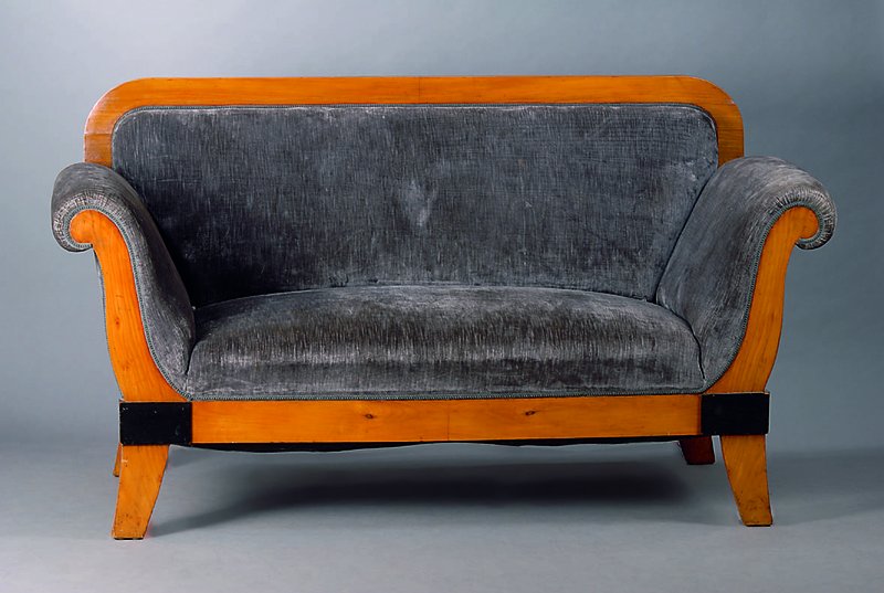 Sofa, mitteldeutsch, um 1830/40, l. geschweift, Kirschbaum, Armlehnen in Voluten auslaufend, abgerundete Ecken, Zierteile teilsgeschwärzt, grauer ...