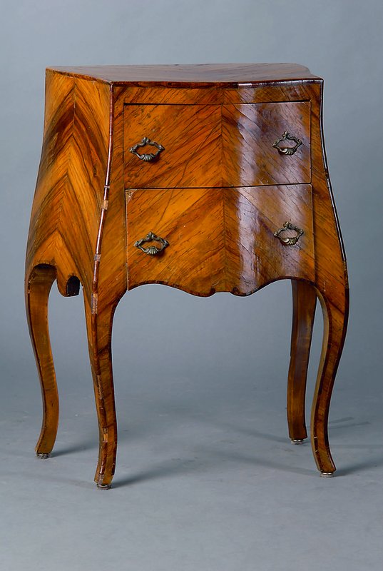 Pfeilerkommode, süddeutsch, Verwendung alter Teile v. 1760, Nußbaum, alte mangelhafte Restauration, 2-schübig, allseitig geschweift,Furnierteile ...