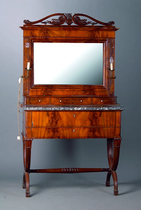 Schminkkommode, wohl Berlin, um 1850/60, Korpus Nußbaum, Mahagonifurnier gesp. verlegt, schwere Qualität, Unterteil 2-schübig, obere Schublade als ...